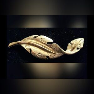 JJ JONETTE Vintage Twisted Leaf Brooch